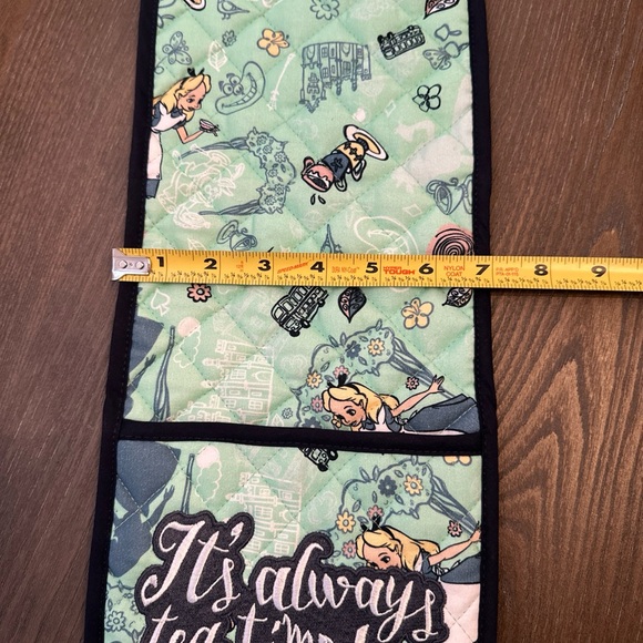 Disney Parks EPCOT United Kingdom Alice In Wonderland Double Potholder - Picture 9 of 9